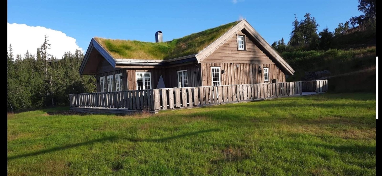 Selgers private bilder. Godt med boltreplass for små og store med grøntarealer og lekestativ. Galleribilde