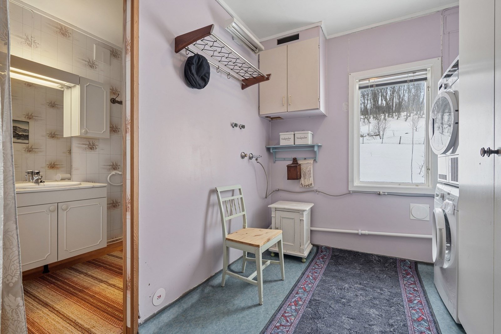 Vaskerommet er innredet med belegg på gulvet og malte veggflater. Rommet er ellers utstyrt med opplegg for vaskemaskin og garderobe. Her har man mulighet til å lage et flott og praktisk vaskerom med innredning som gir god lagringsplass. Galleribilde