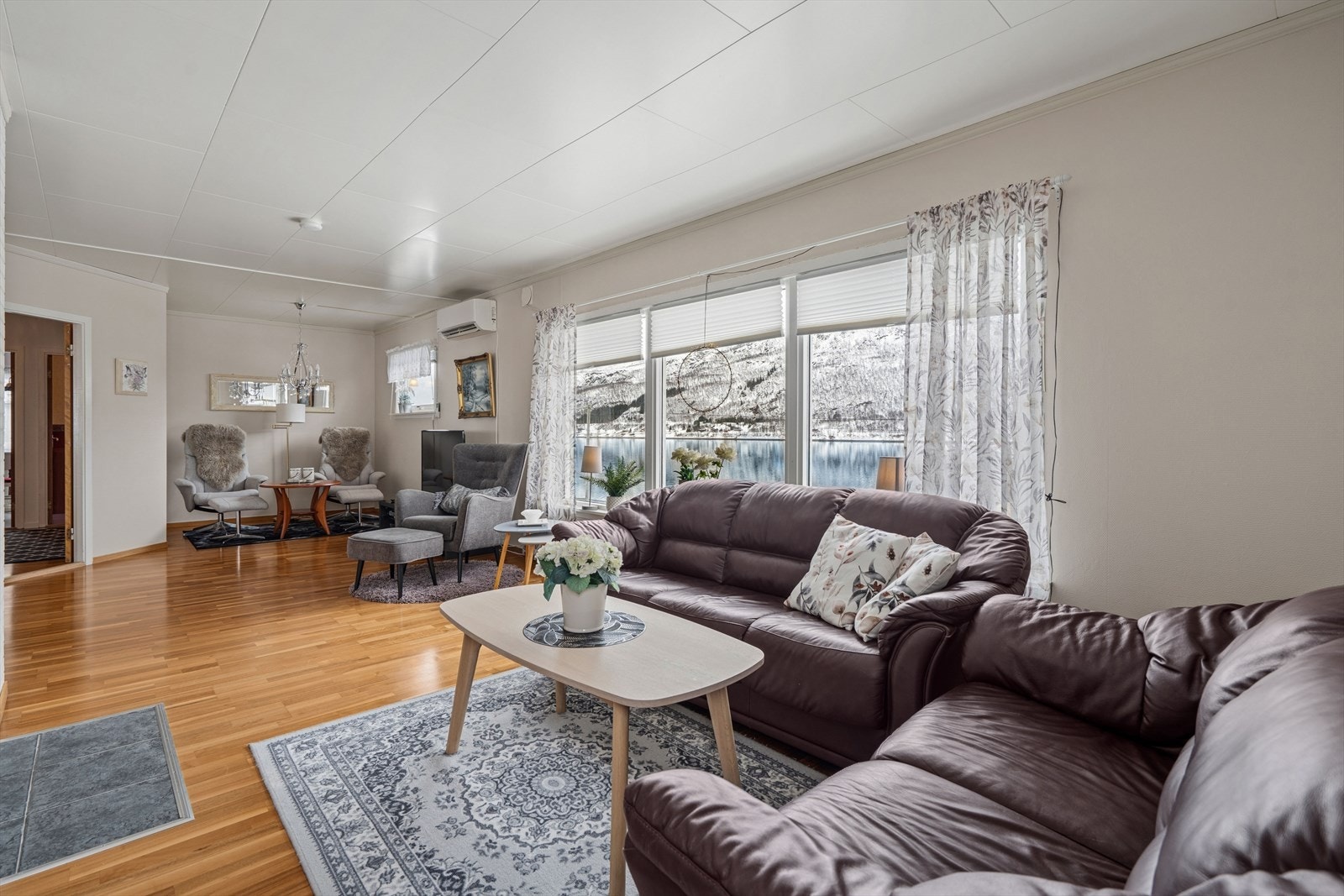 Stuen er lys og innbydende med store vindusflater som gir rikelig med naturlig lys, samtidig som de slipper inn den fantastiske utsikten. Galleribilde