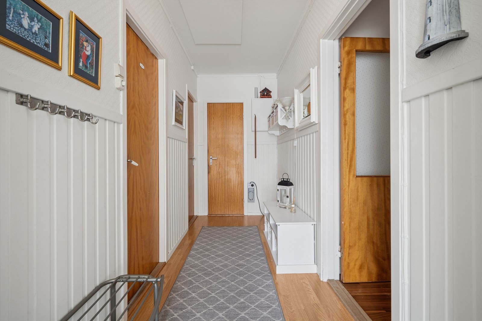 Man ønskes velkommen inn i en romslig entré hvor man har god plass til å henge fra seg yttertøy og sko. Fra entreen har man tilkomst til en bod som gir ekstra lagringsplass til klær og utstyr. Galleribilde