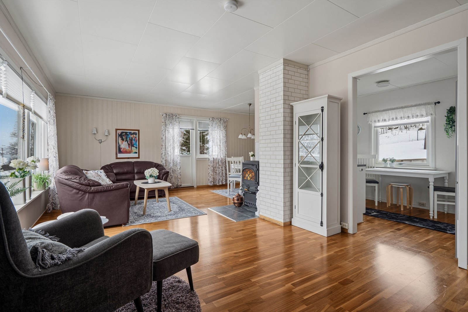 Kjøkkenet ligger i delvis åpen løsning med stuen, men likevel tilbaketrukket. Galleribilde