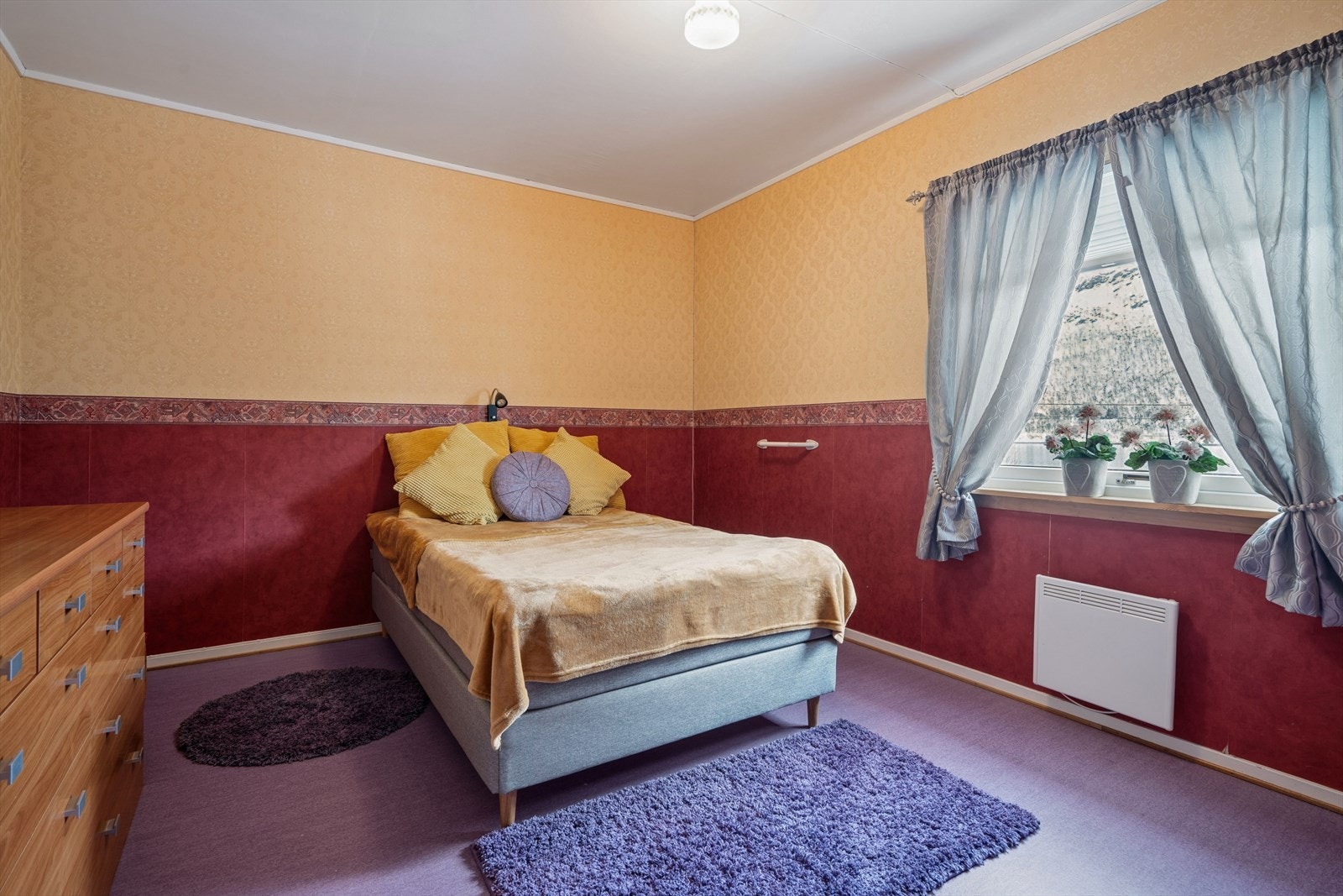 Soverom 1 er av god størrelse og utstyrt med garderobe. I tillegg har man god plass til å møblere med dobbeltseng og tilhørende møblement. Galleribilde