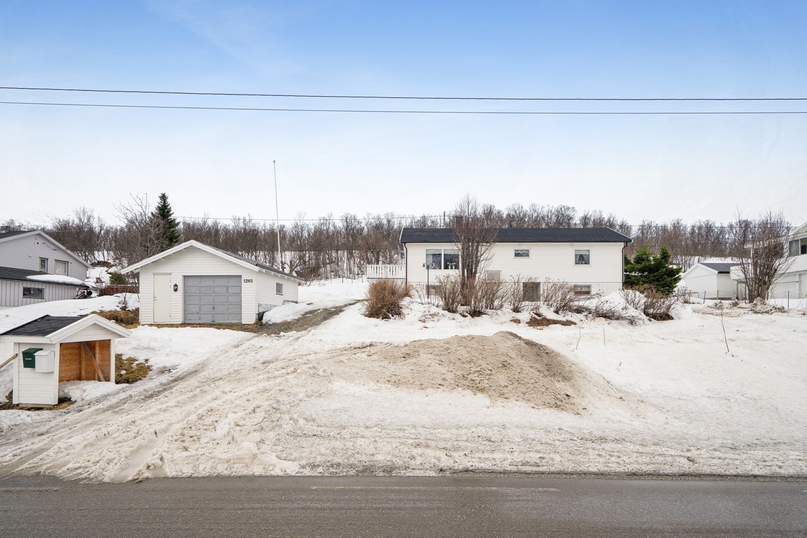 Tomten er på hele 2 991,5 kvm og strekker seg helt ned til vannkanten. Den øvre delen av tomten er opparbeidet med hage, beplantning og gruset gårdsrom som gir god plass til parkering av flere biler, i tillegg til parkering i garasje. Galleribilde