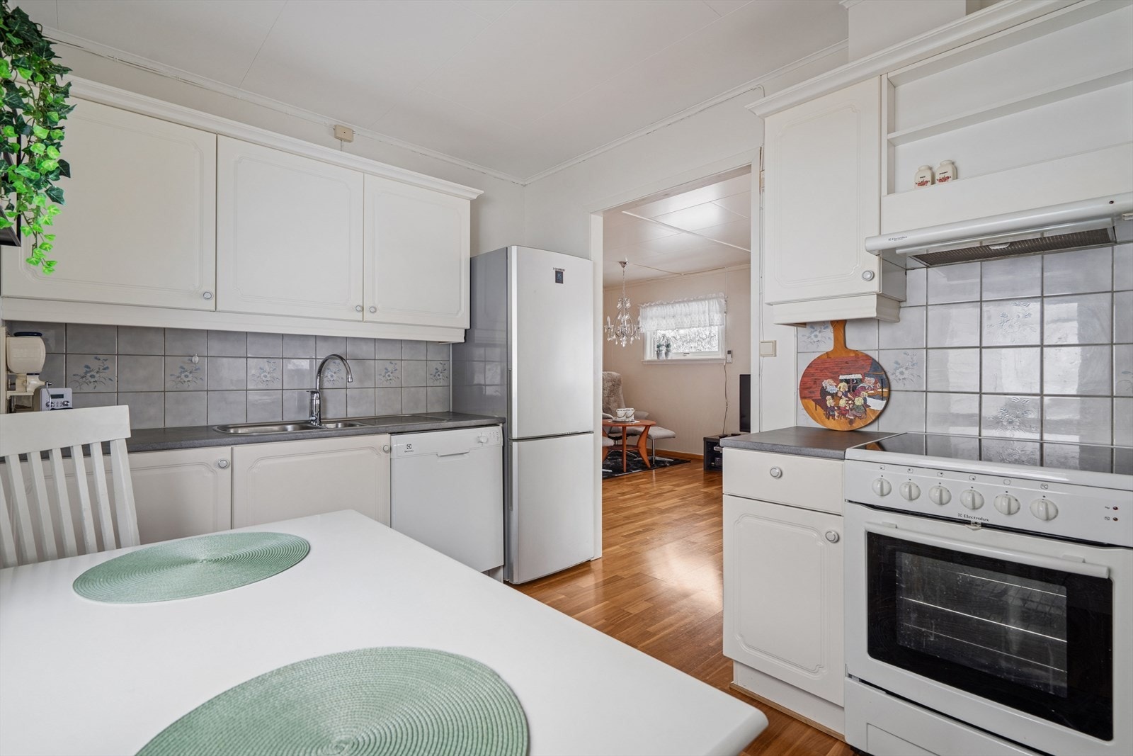 Kjøkkenet er ellers utstyrt med frittstående hvitevarer. Galleribilde