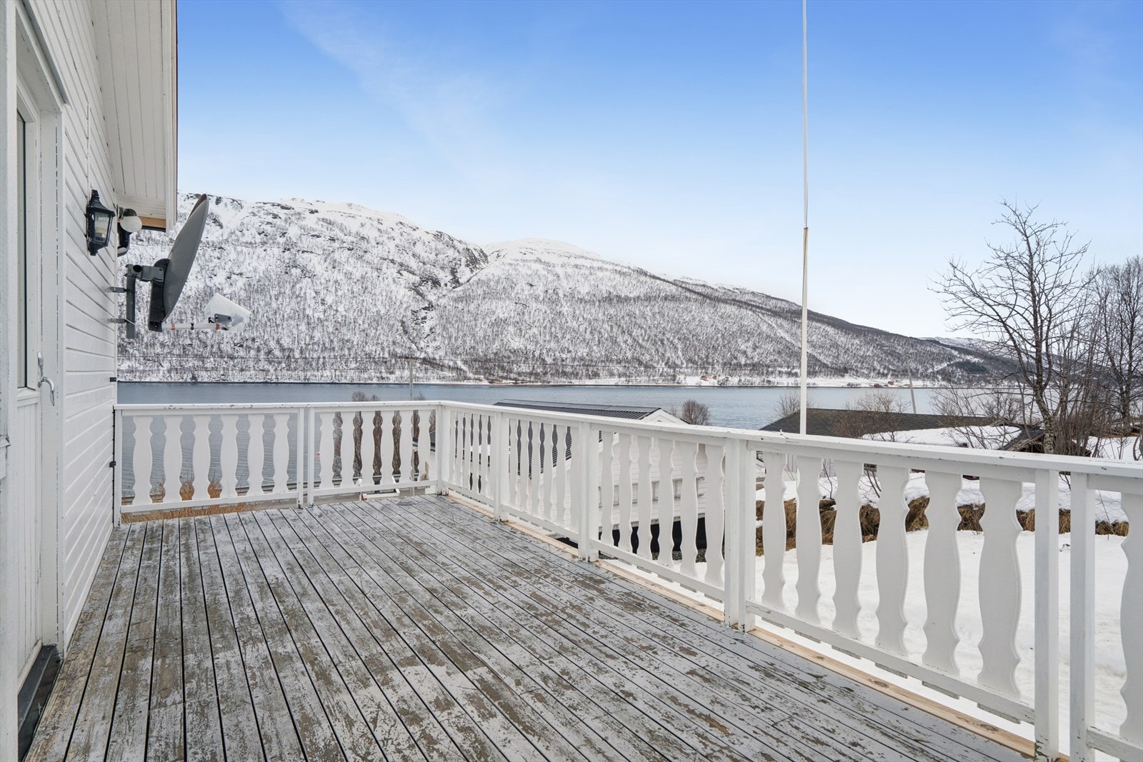 Herlig terrasse med gode solforhold og flott utsikt hvor man kan nyte fine sommerdager! Galleribilde