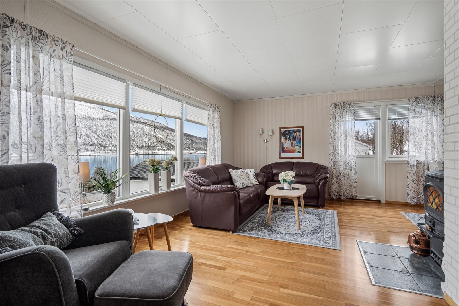 Stuen er utstyrt med både vedovn og varmepumpe som sørger for god- og energieffektiv oppvarming. Galleribilde