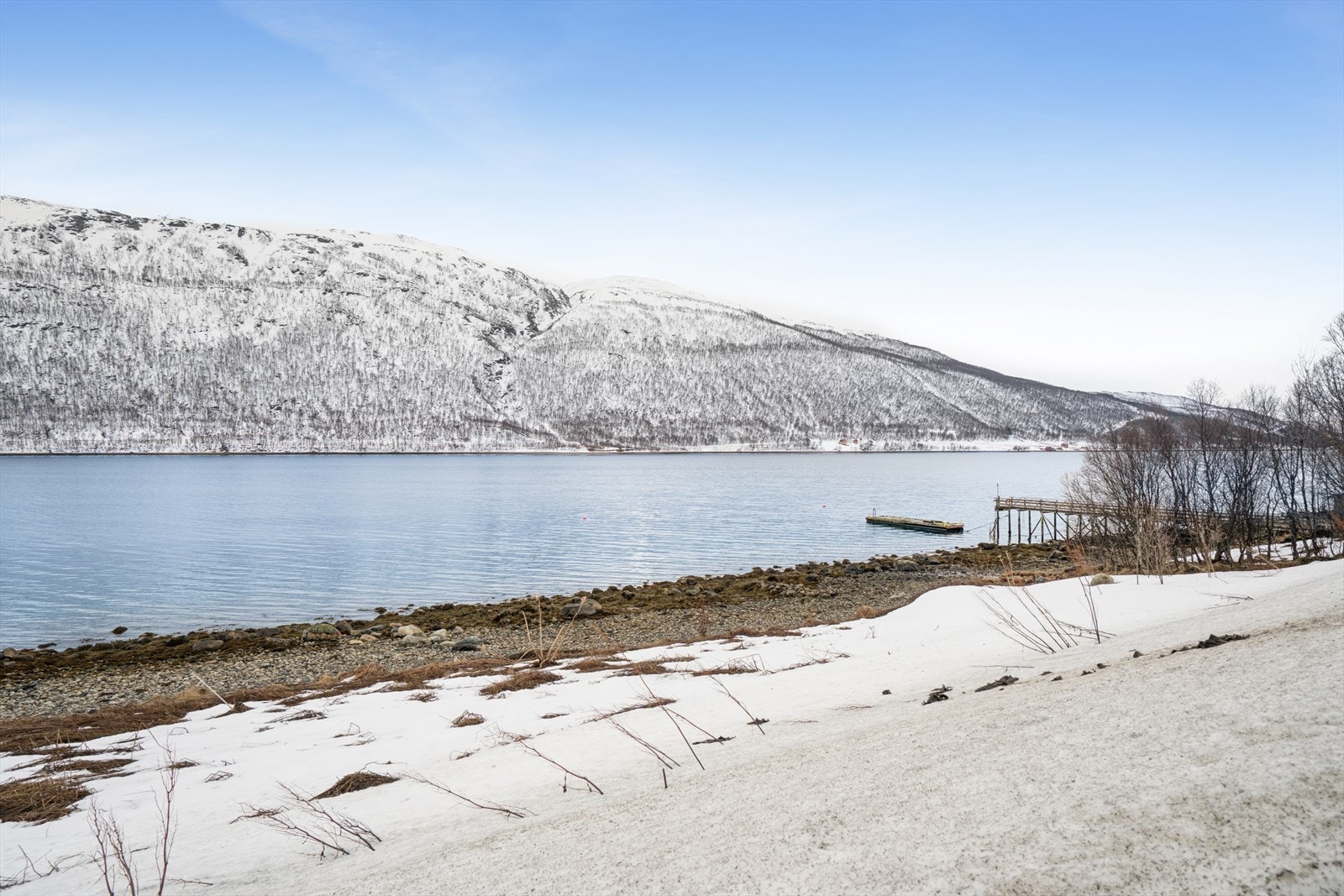 Den nedre delen av tomten strekker seg helt ned til vannkanten og består av naturlig terreng. En nydelig plass som er et herlig, ekstra fristed på fine sommerdager! Galleribilde