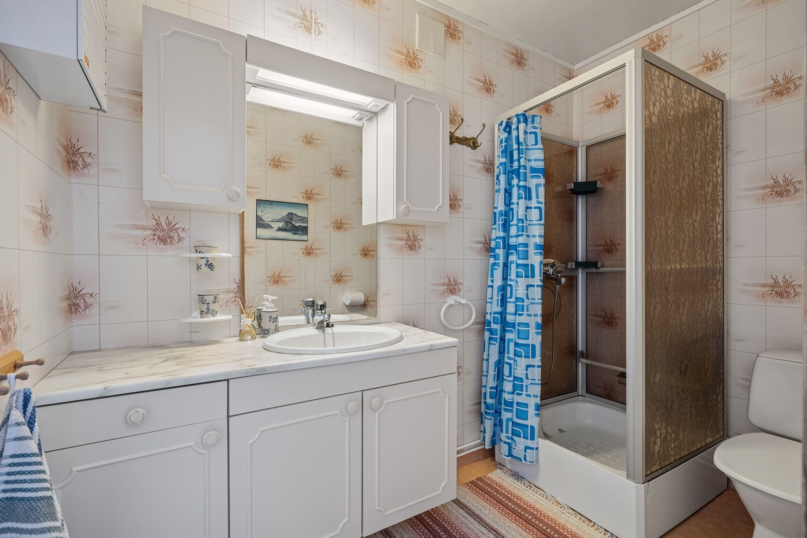 Det andre baderommet ligger i bakkant av vaskerommet og er utstyrt med belegg på gulvet og baderomstapet på vegg. Badet er ellers utstyrt med dusjkabinett, toalett og baderomsinnredning med god lagringsplass og nedfelt servant (se "ferdigattest") Galleribilde