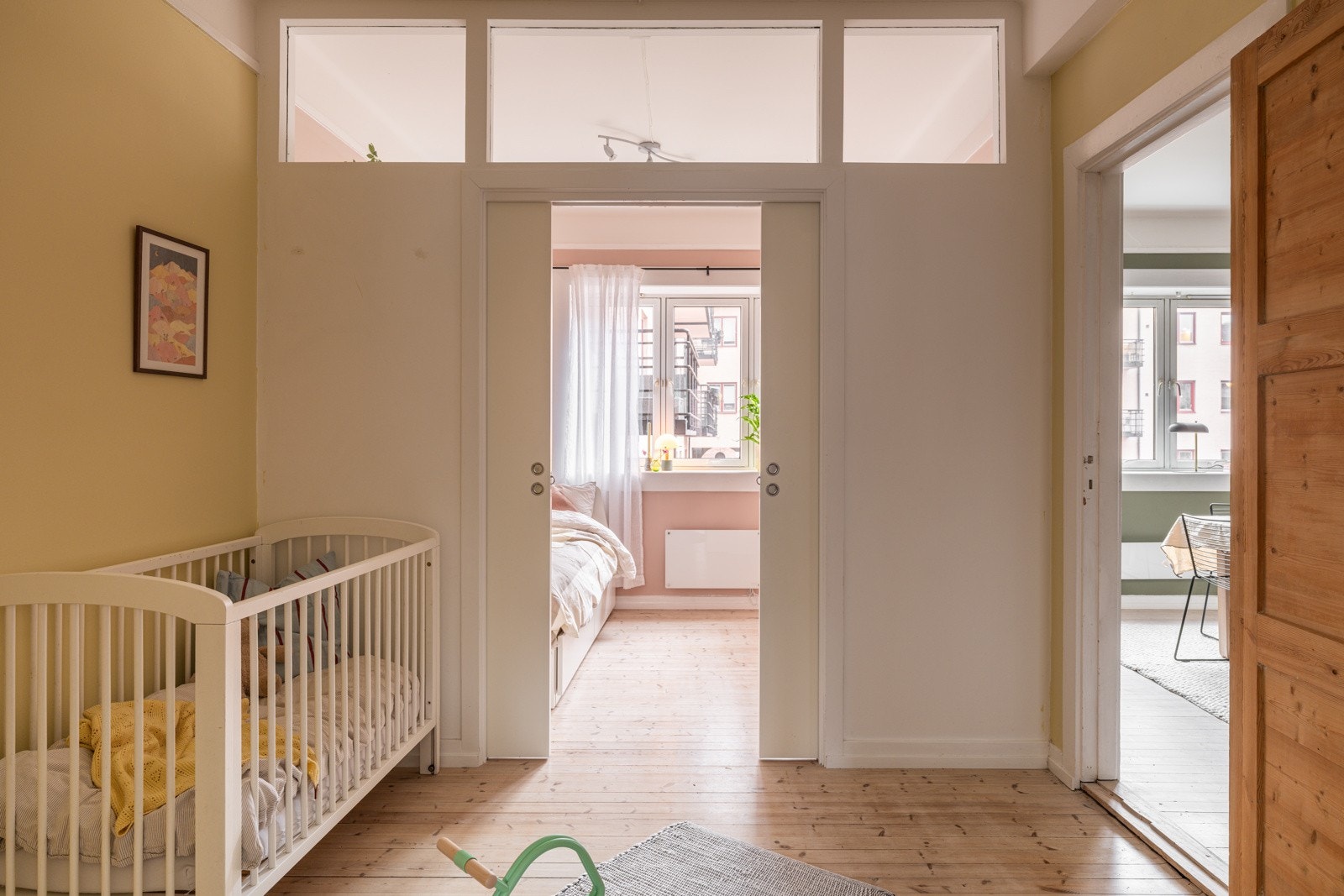 - Vinduer mot soverom to som slipper naturlig lys inn i rommet - Galleribilde