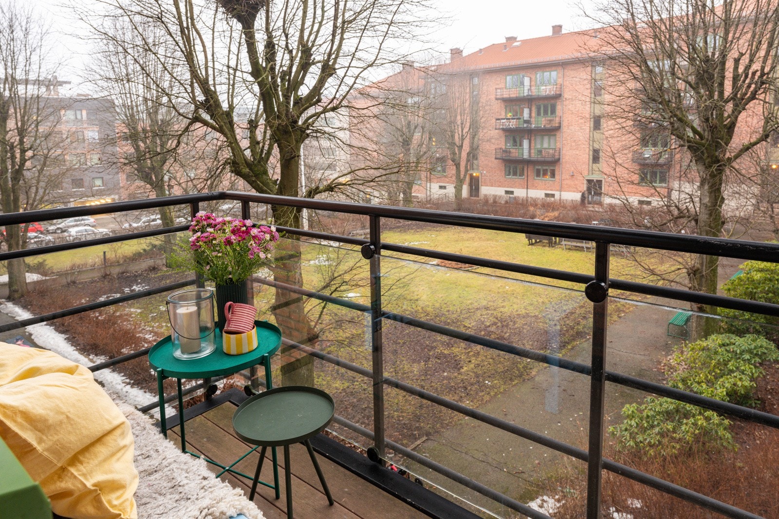 - 3 m² nordvestvendt balkong mot flott beplantet indre gårdsrom - Galleribilde