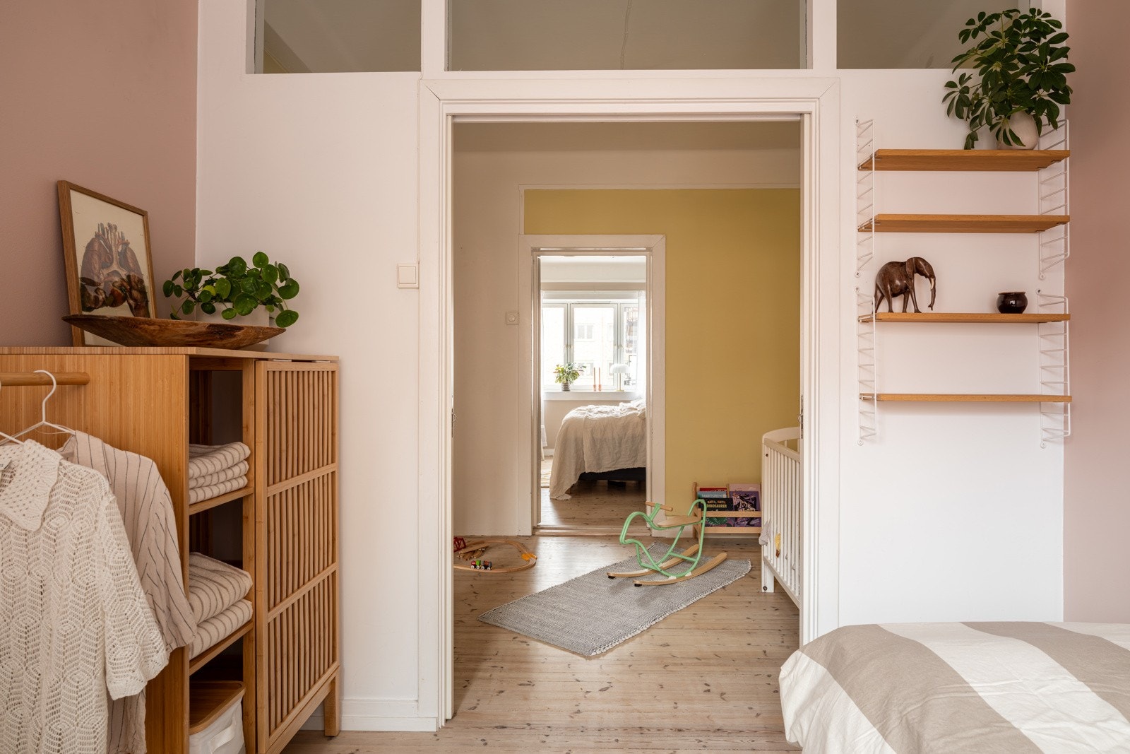 - Plass til seng, nattbord, kontorpult og garderobe - Galleribilde