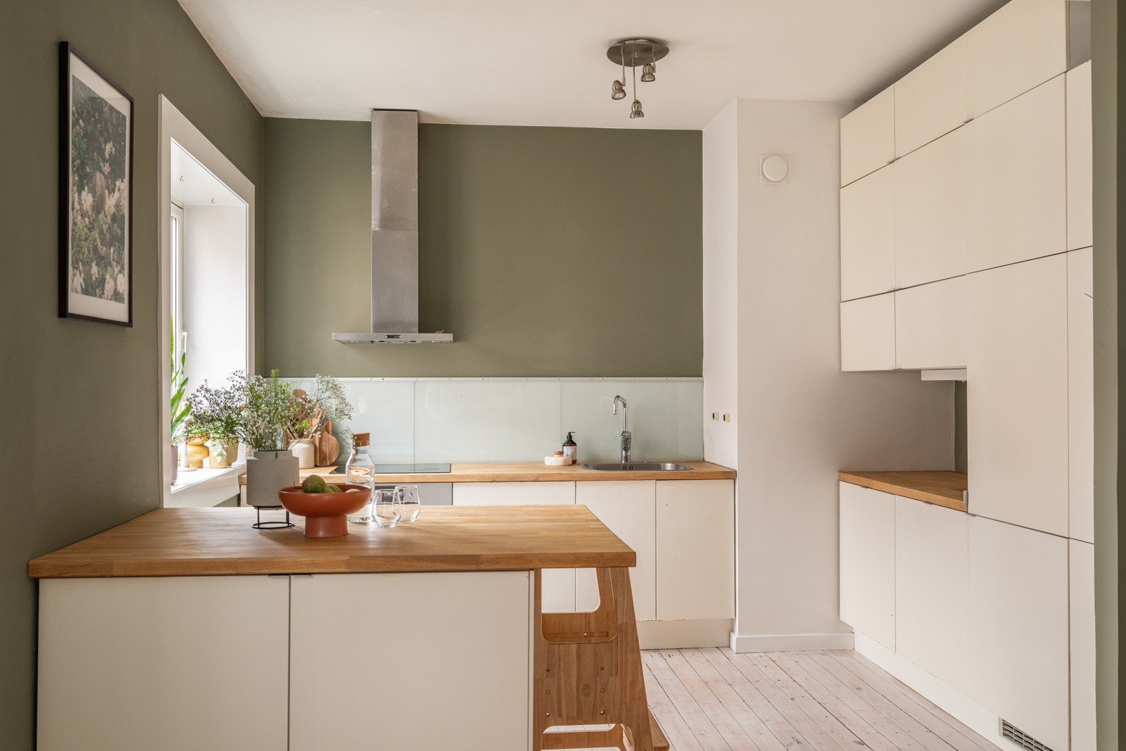 - Innredning med slette fronter og god skap- og benkeplass - Galleribilde