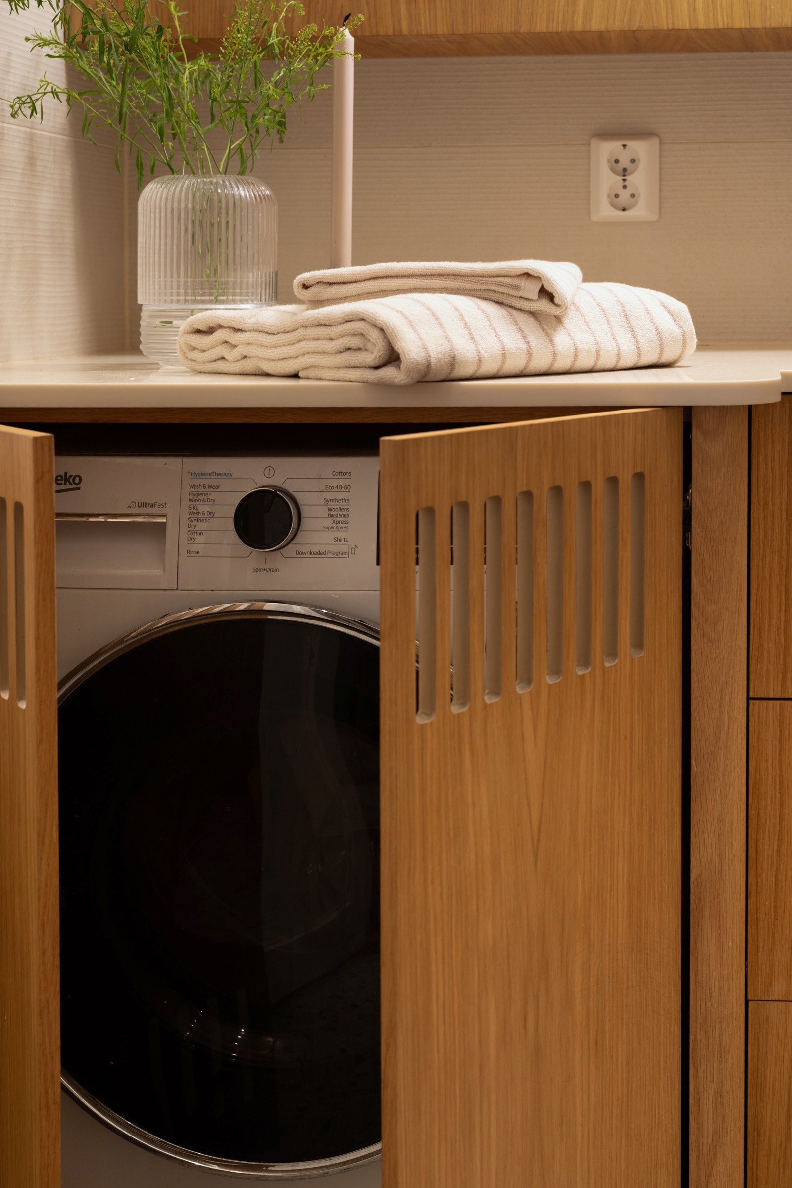 - Opplegg for vaskemaskin i skap under benk - Galleribilde