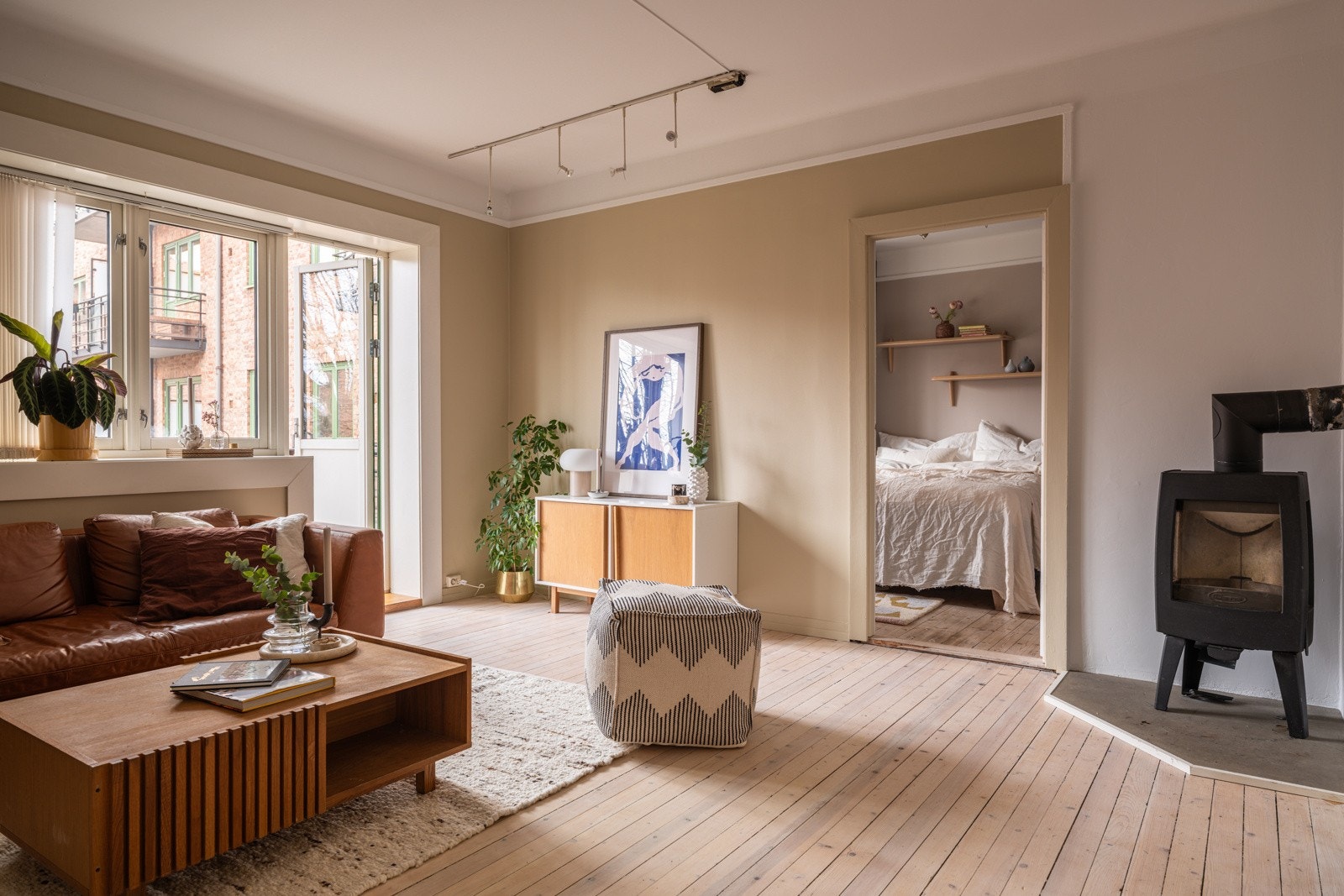 - Vinduer og balkongdør er fra 2010 - Flott, moderne peisovn som varmer godt på kalde vinterdager - Galleribilde