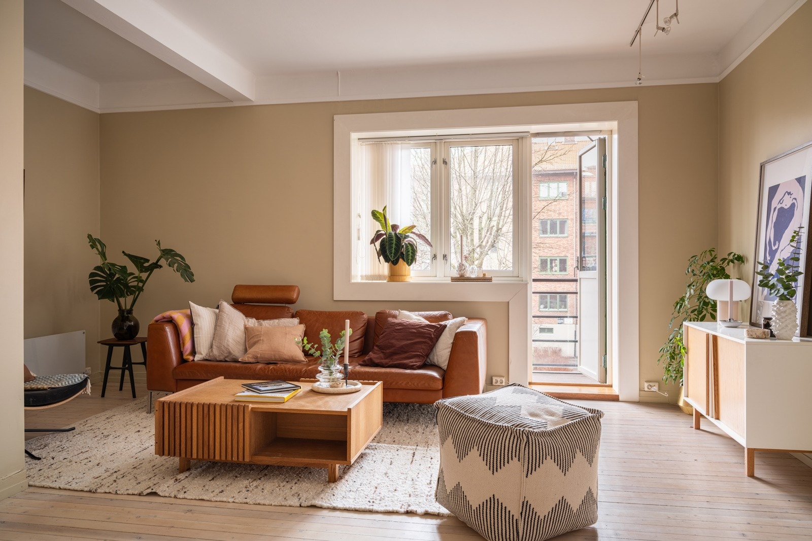 - Svært lys og luftig 3-roms med store, åpne rom, gjennomgående planløsning, god takhøyde og store vindusflater som gir gode lysforhold og en åpen, luftig atmosfære - Galleribilde