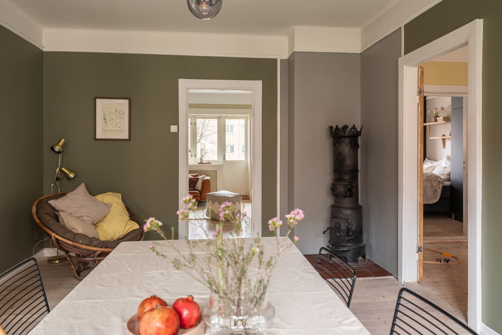 - God plass til stort spisebord, skjenk, hyller, lesekrok osv - Galleribilde