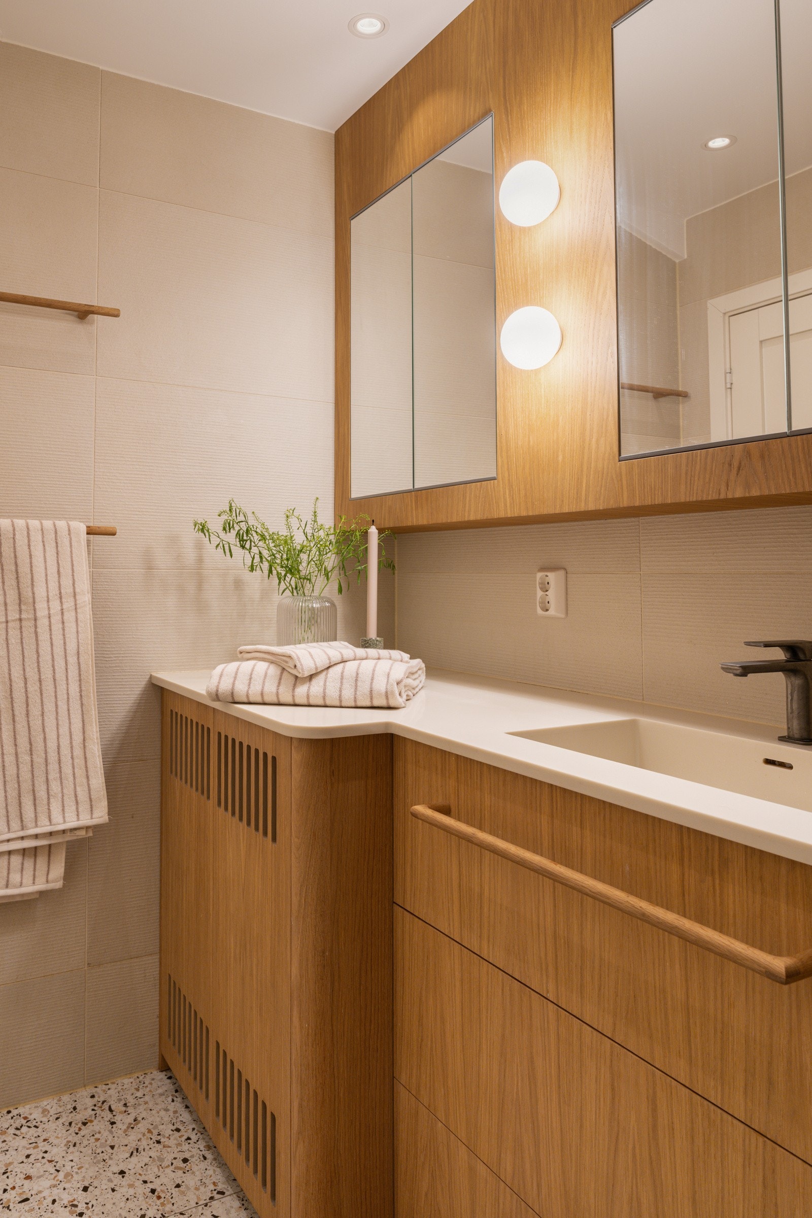 - Nydelig, plassbygget innredning i eik med servant med skap og dobbelt speilskap med lys - Galleribilde