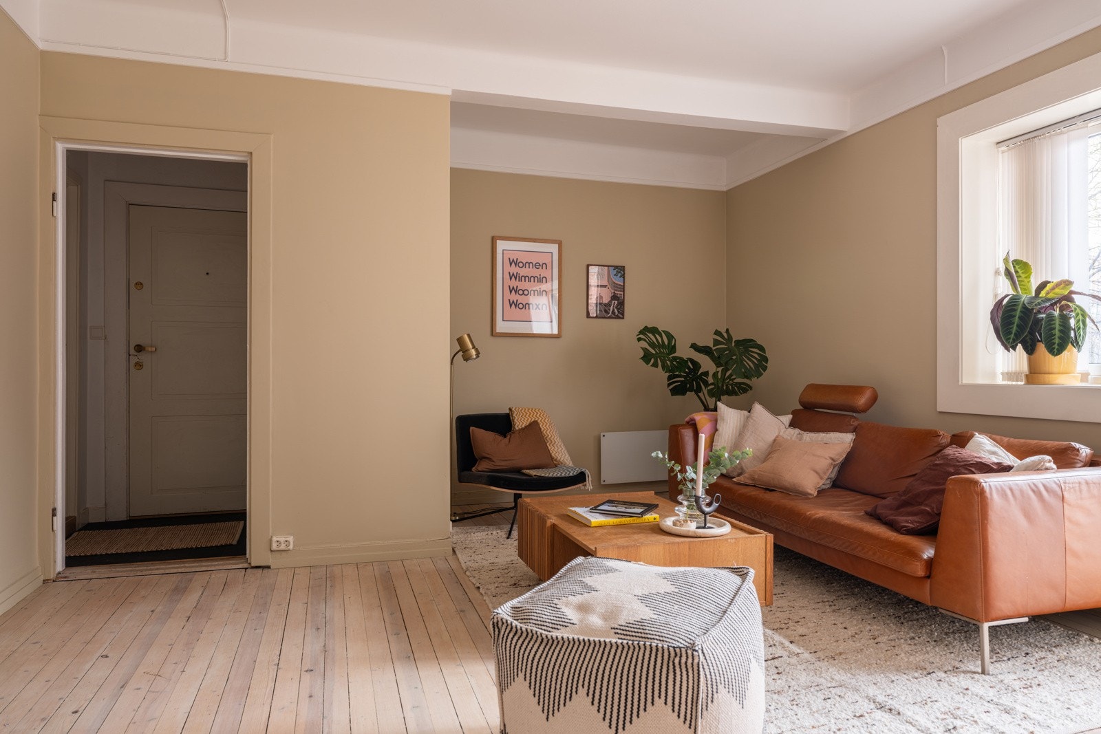 - Romslig stue med plass til sittegruppe, spisebord, tv-krok, bokhylle og reol - Galleribilde