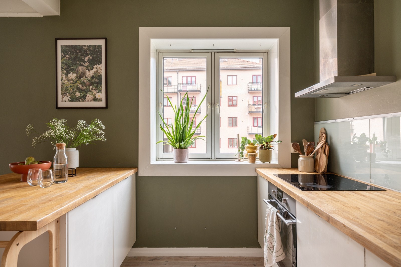 - Integrert stekeovn, koketopp, oppvaskmaskin og kjøl-/ fryseskap - Galleribilde