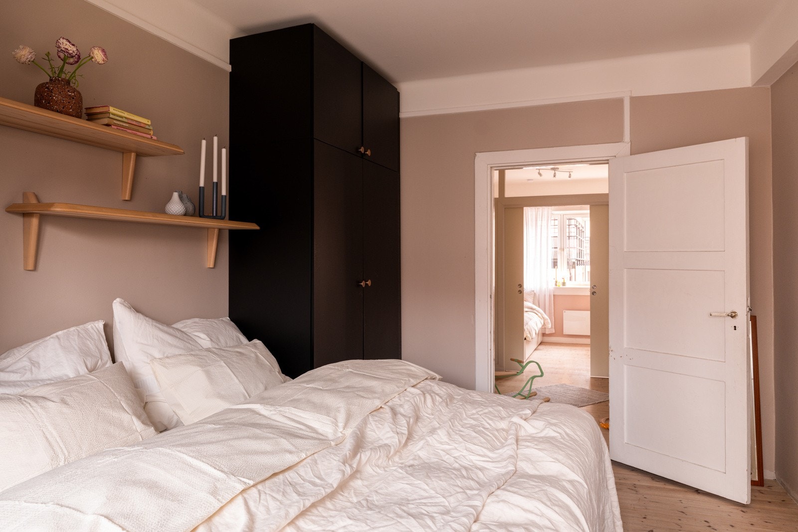 - To takhøye garderobeskap med god oppbevaringsplass medfølger - Galleribilde