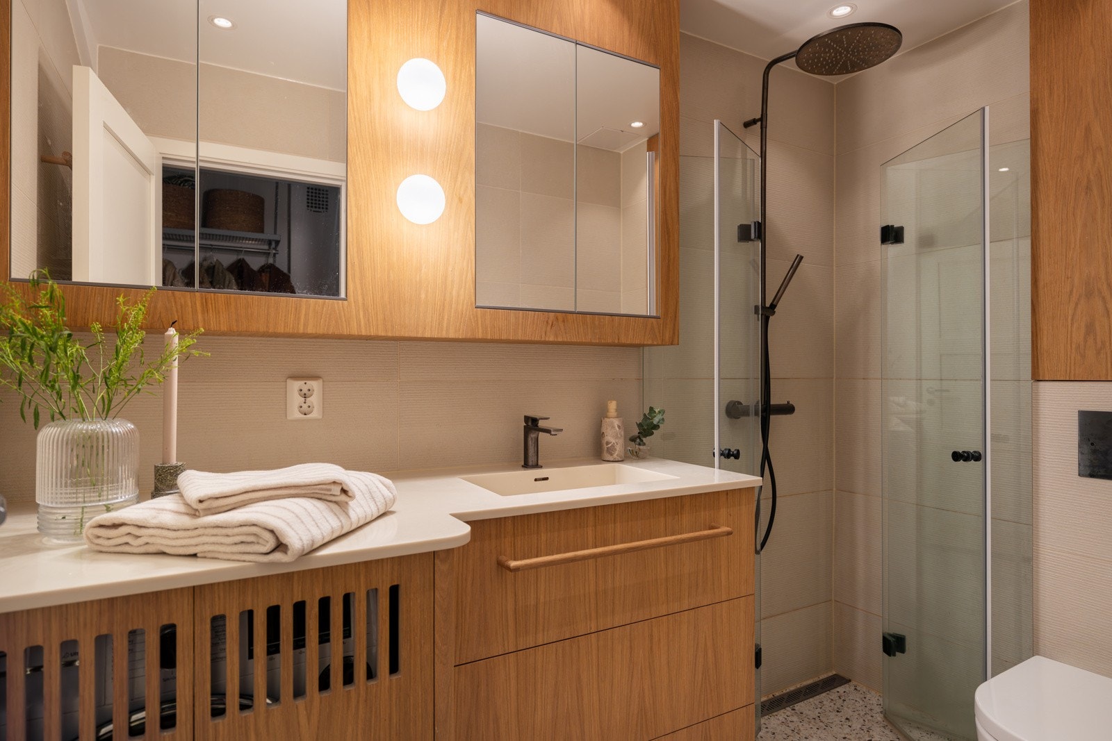 - Delikat bad, bygget av fagfolk 2023. Badet er tegnet av interiørarkitekt fra Alex Ark og innredning er bygget av møbelsnekker - Galleribilde