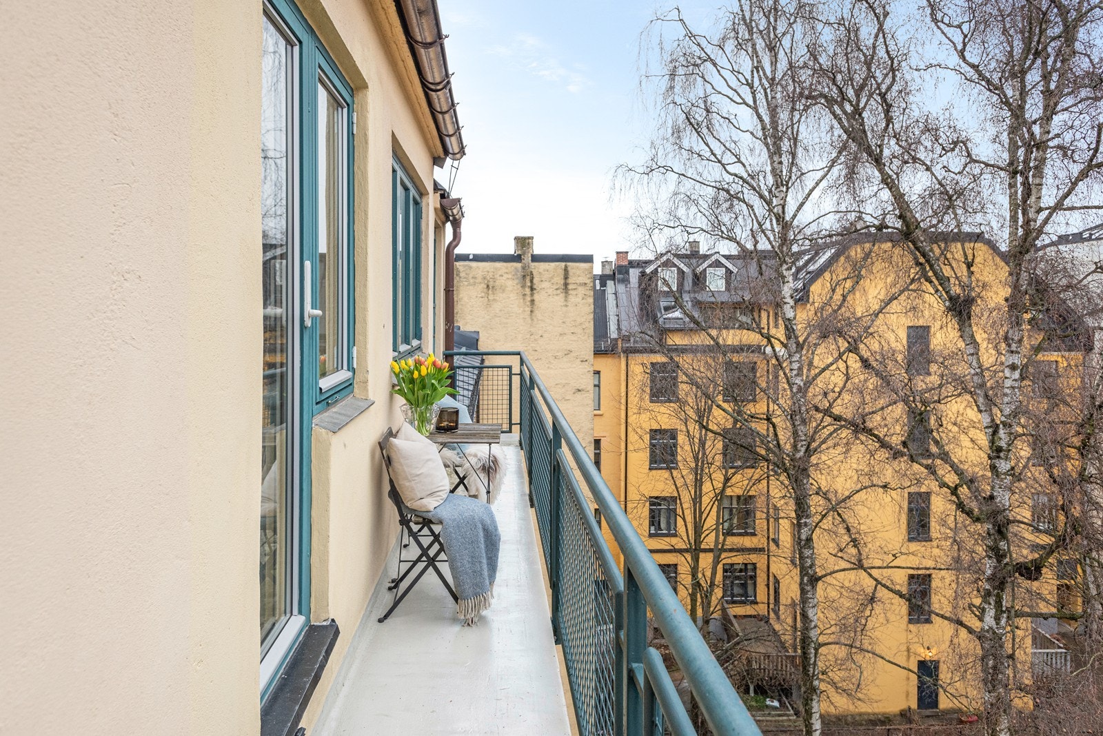 Leiligheten ligger i byggets 6. etasje og inneholder entrè, stue, kjøkken, 3 soverom, vaskerom og bad. I tillegg til en herlig brannbalkong på ca 5 kvm Galleribilde