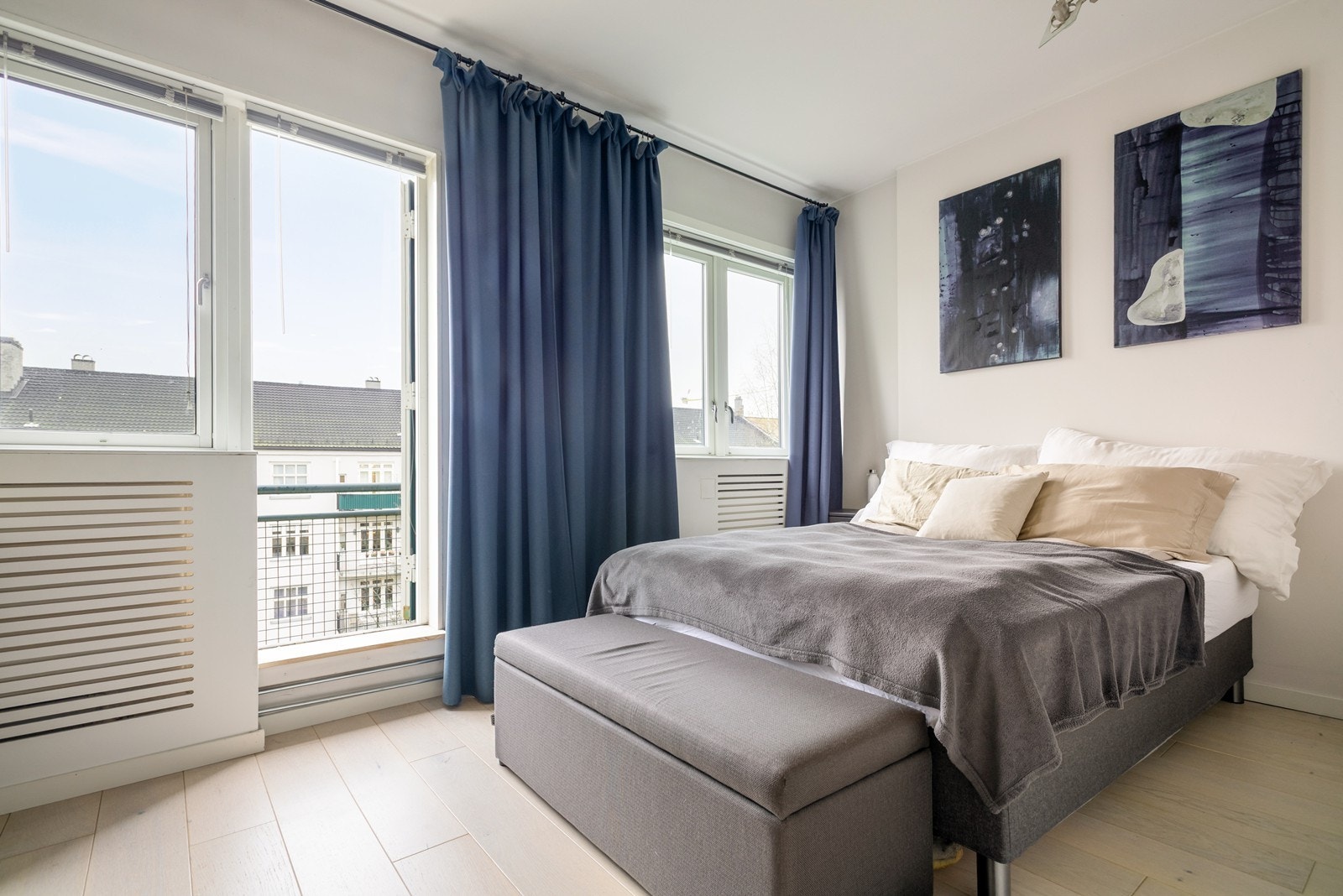 Lyst og romslig soverom 2 (hovedsoverom) med store vindusflater og utgang til en herlig brannbalkong. Leiligheten har oppvarming med radiator tilknyttet sentralfyring Galleribilde