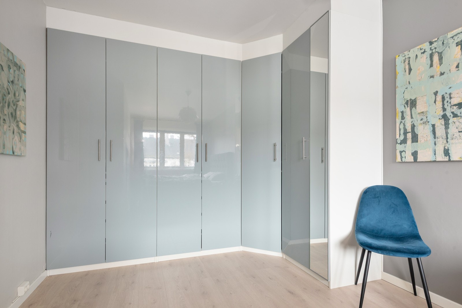 Stort garderobeskap med rikelig oppbevaringsplass medfølger Galleribilde