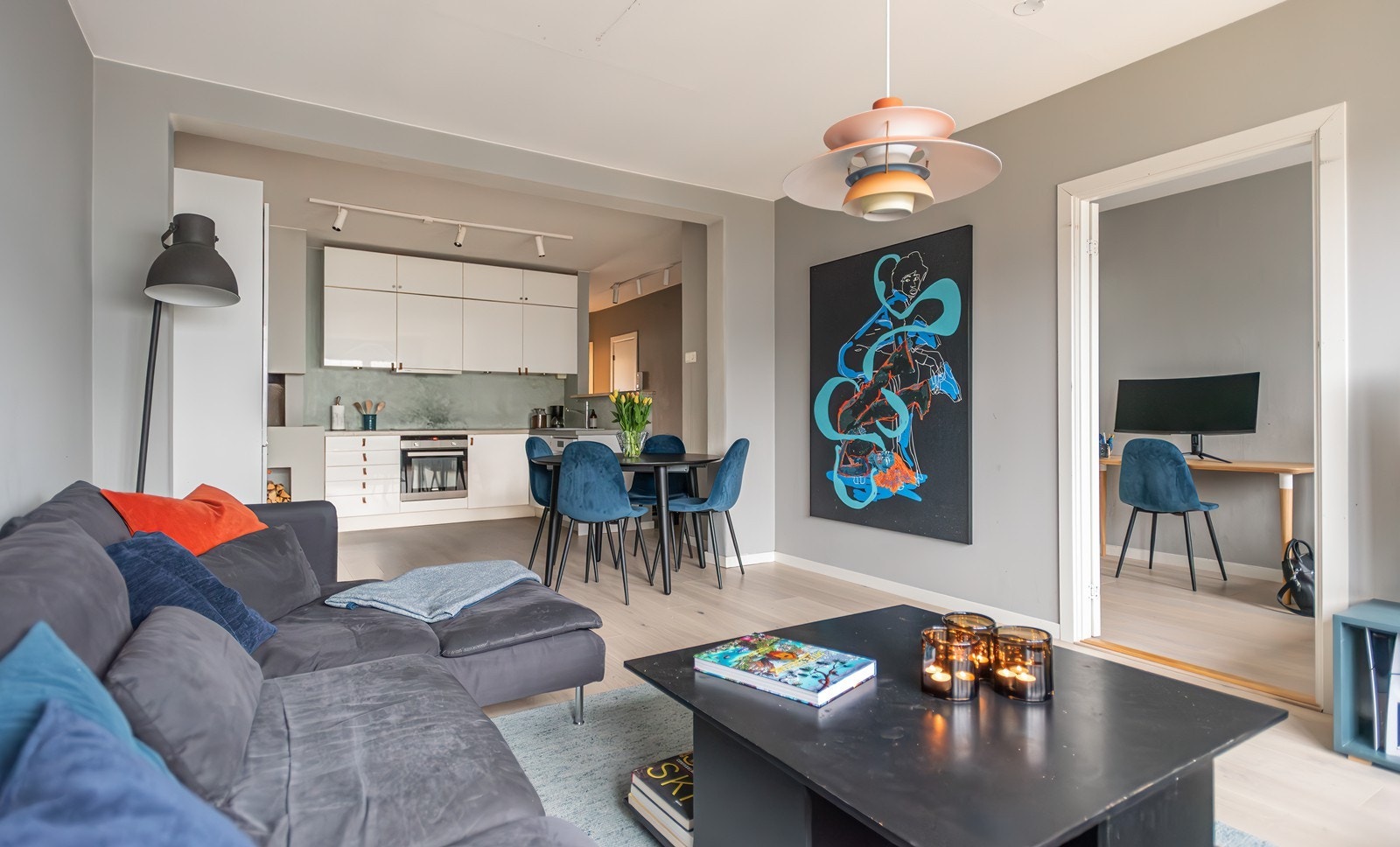 Fra stue/kjøkken har du direkte adkomst til ett av boligens tre soverom Galleribilde