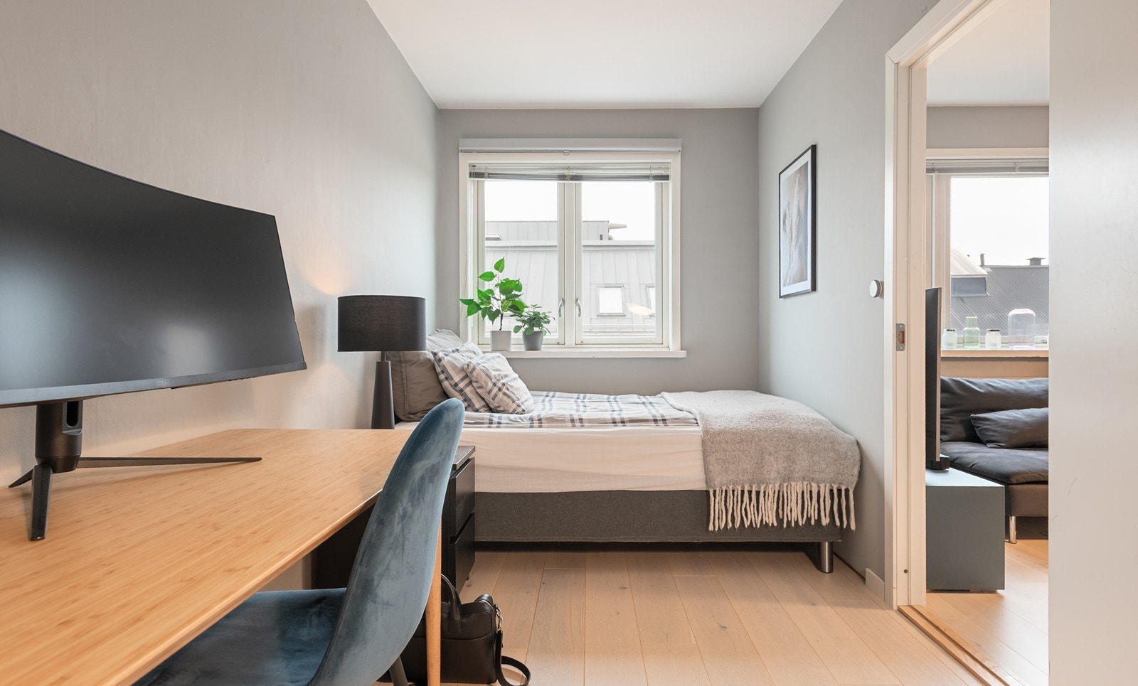 Lyst og romslig soverom med god plass til dobbeltseng med tilhørende nattbord, garderobeskap og øvrig ønsket møblement Galleribilde