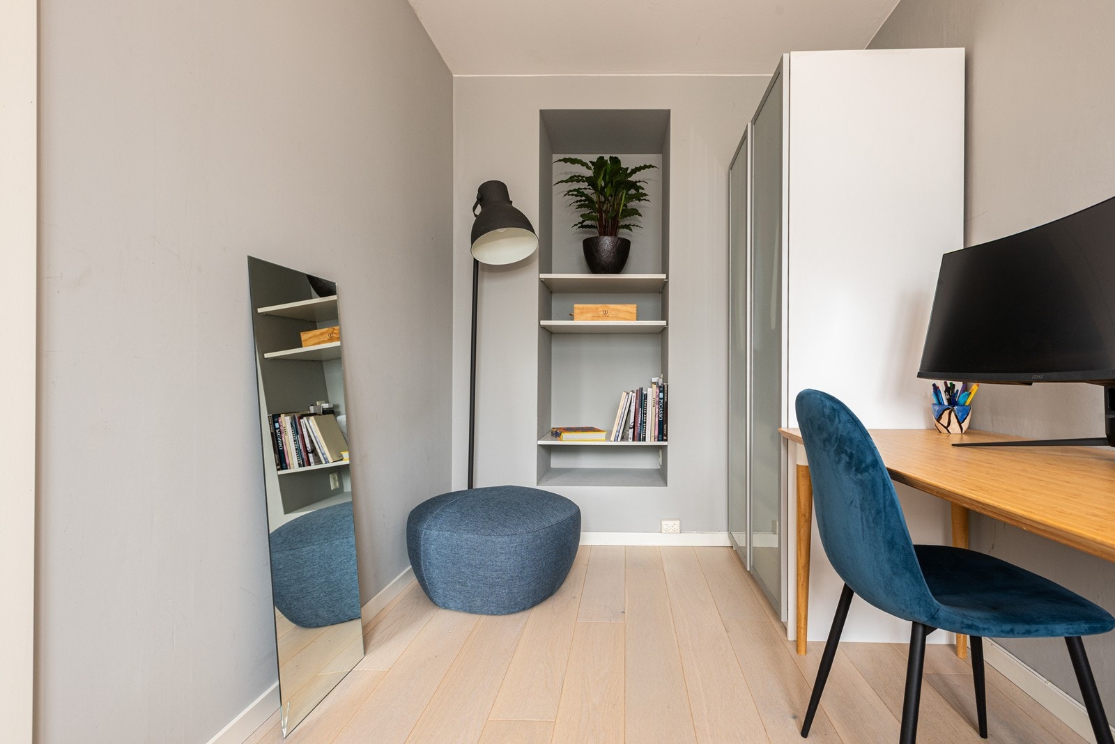 Leiligheten er malt i tidløse, moderne farger. Praktisk innebygd hylle som egner seg godt til ekstra oppbevaring eller dekor Galleribilde