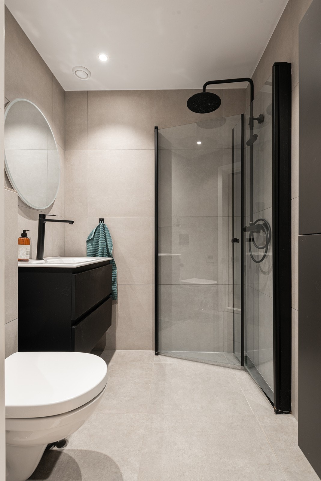 Lekkert bad nyoppusset i 2020, med tidløse fliser og varme i gulv Galleribilde