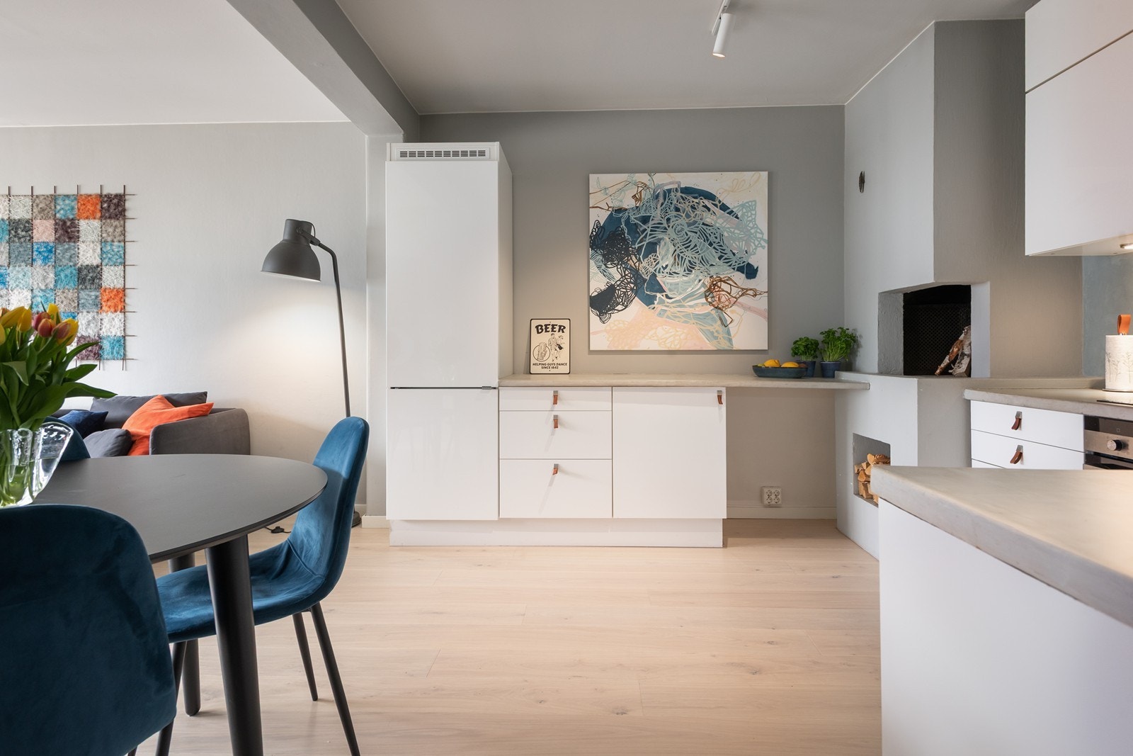 Integrerte hvitevarer er kjøl/fryseskap, stekeovn og platetopp Galleribilde