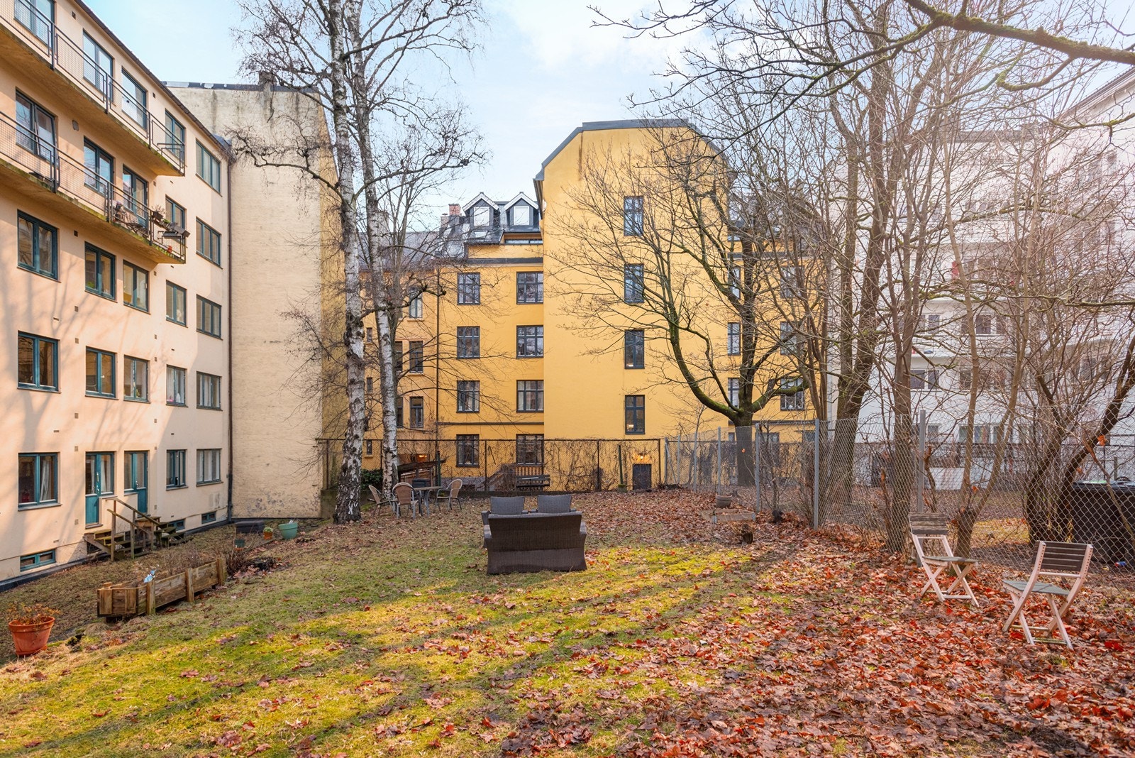 Bakgård. Hyggelige, grønne fellesarealer rundt bygården Galleribilde