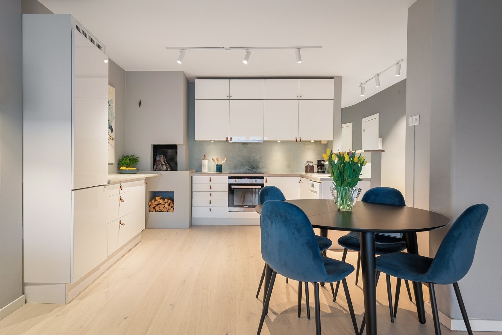 Åpen stue- og kjøkkenløsning som skaper en romslig og sosial atmosfære. Naturlig plass til spisebord, perfekt for hyggelige samlinger med familie og venner Galleribilde