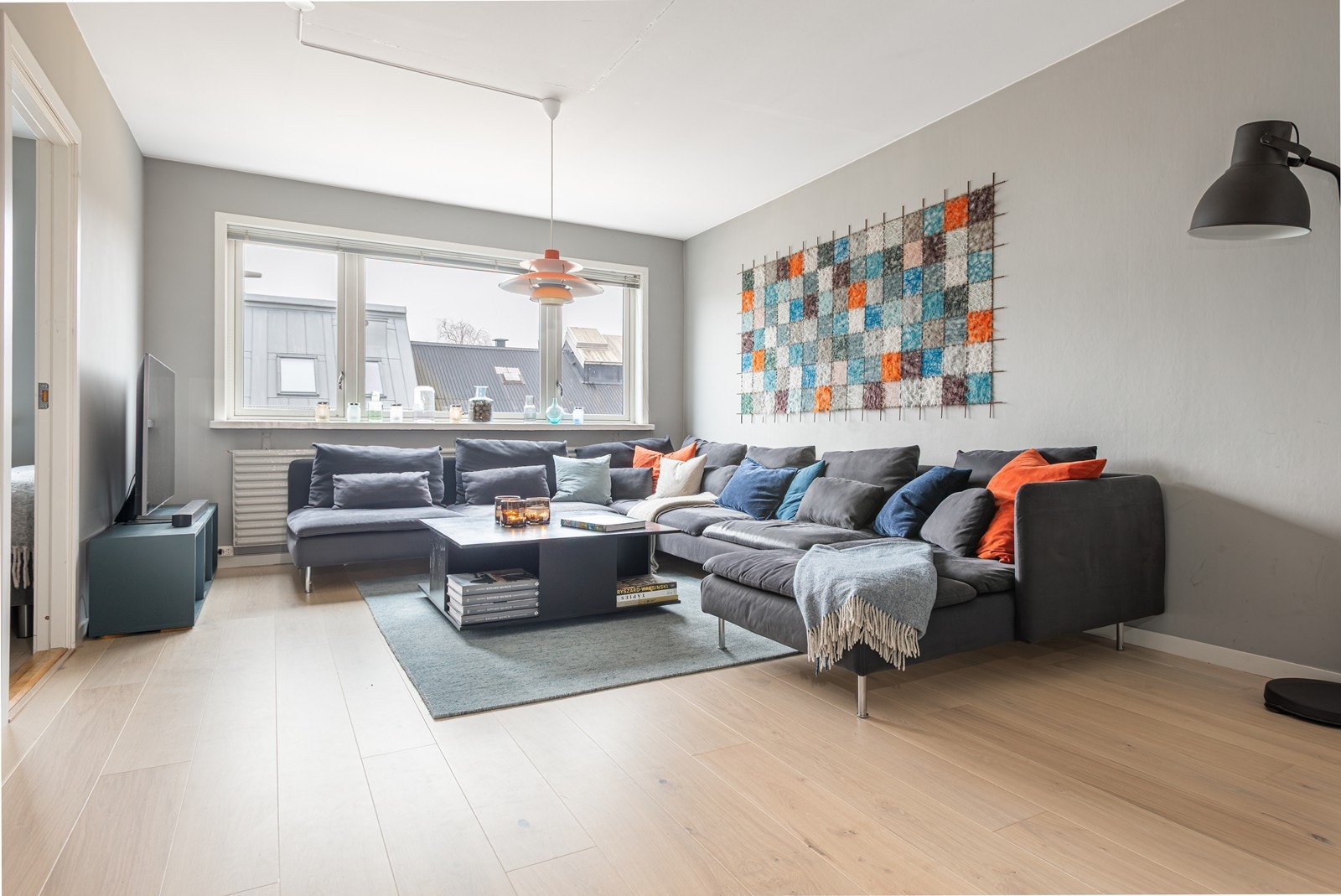 Lys og romslig stue med gode møbleringsmuligheter Galleribilde