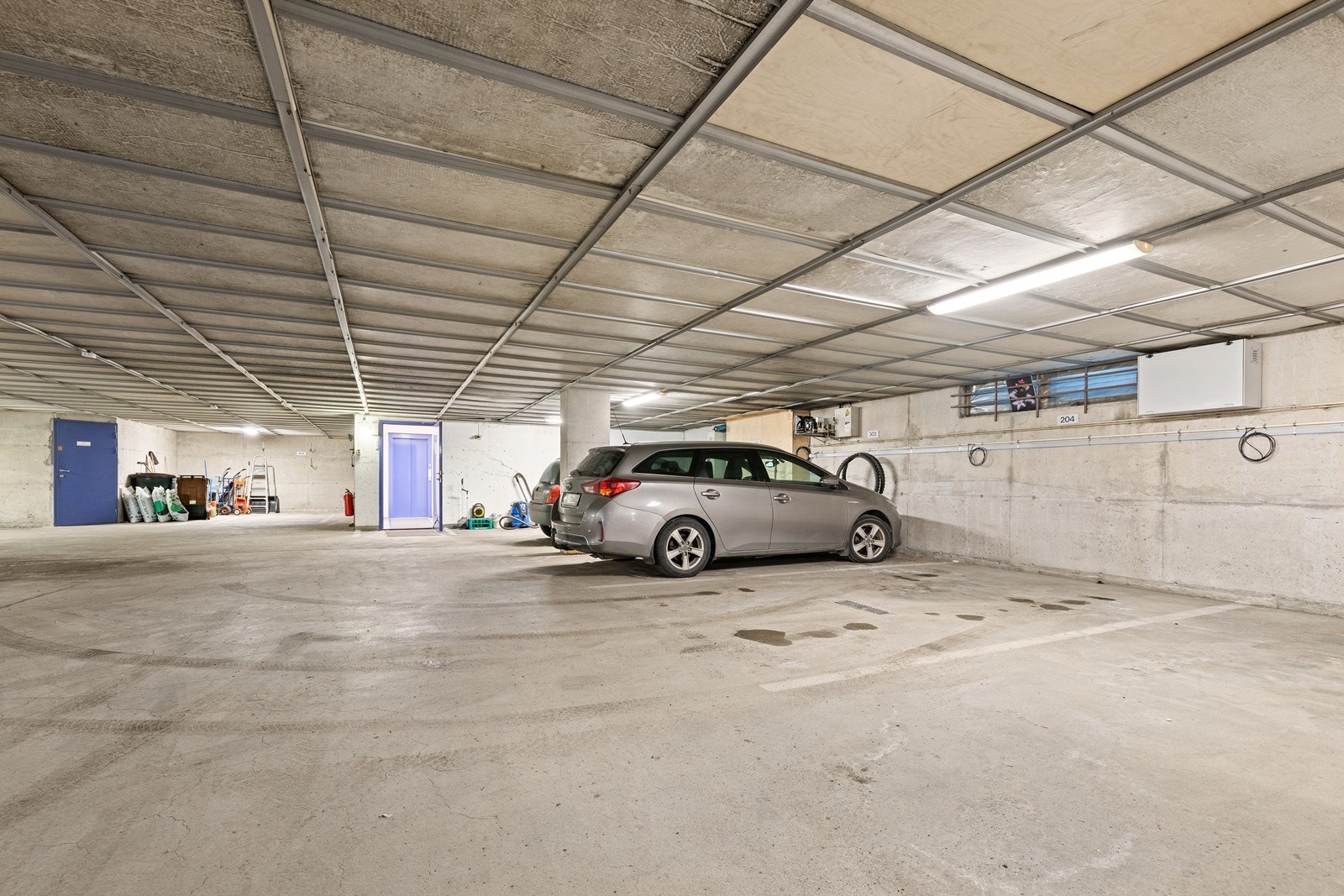 Parkeringsplass i felles garasjeanlegg. Galleribilde