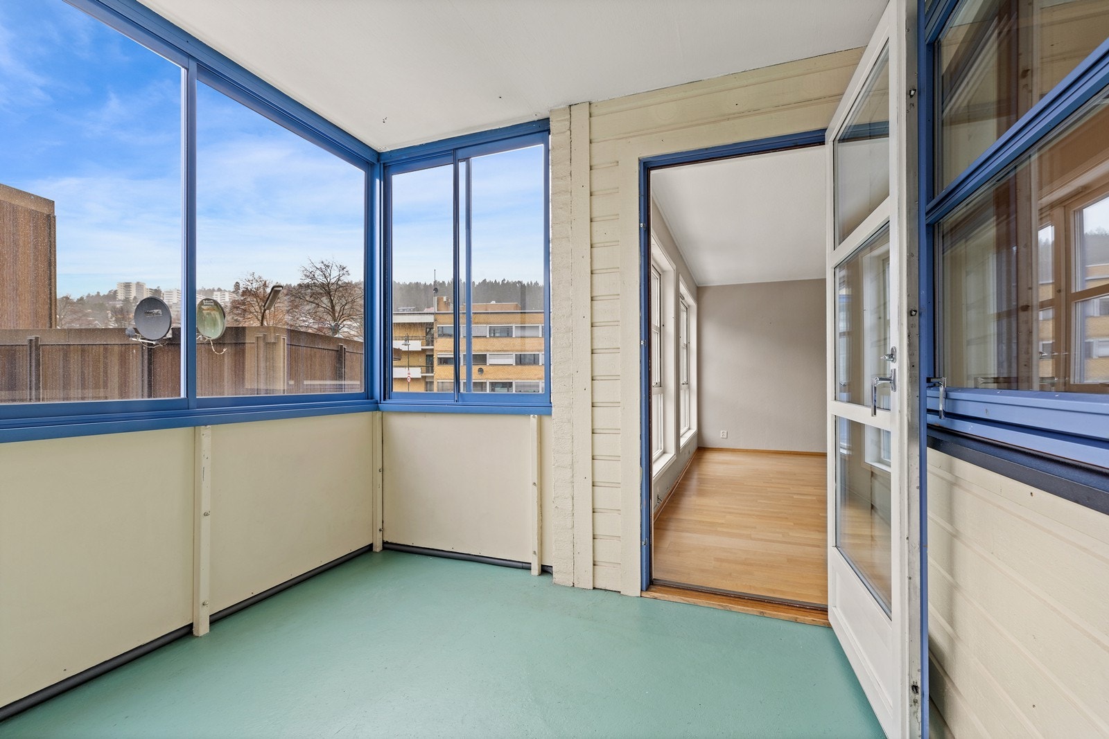 Balkongen er innglasset og kan brukes gjennom hele året. Galleribilde