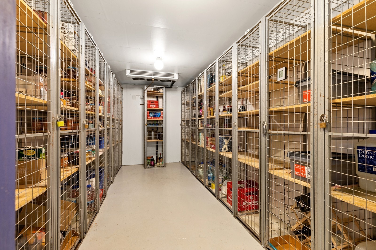 Felles kjølerom hvor alle beboere disponerer hver sin hylleseksjon. Galleribilde