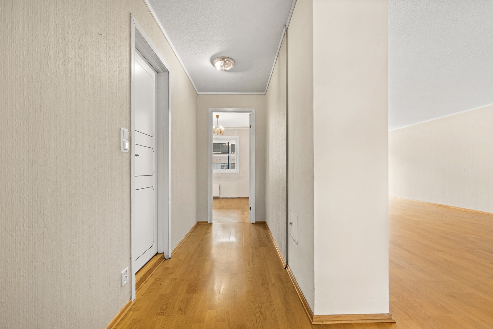 Fra gangen kommer du inn til boligens romslige hovedsoverom. Galleribilde