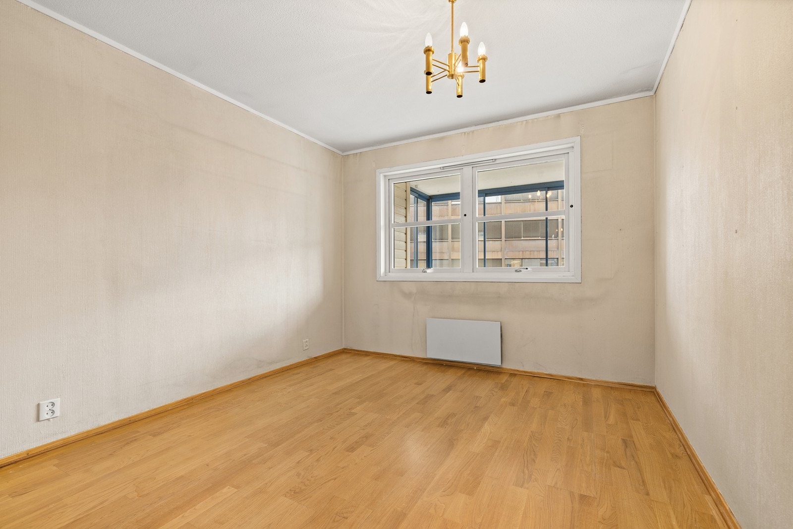 Hovedsoverommet har plass til dobbeltseng, nattbord og garderobeløsning. Galleribilde