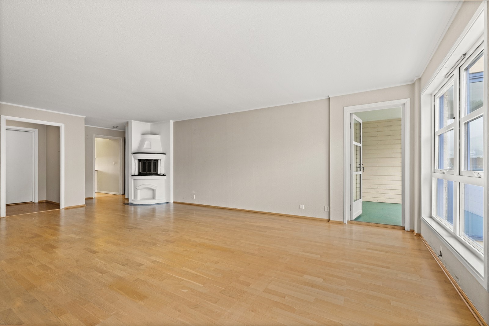 Fra stuen er det direkte utgang til en romslig balkong med plass til utemøblement. Galleribilde