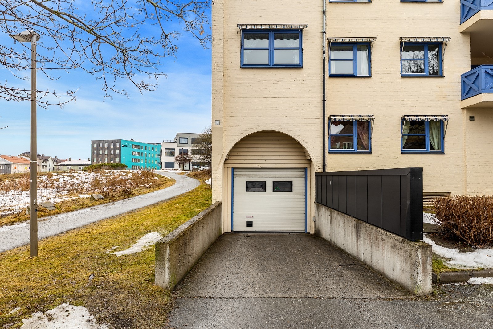 Parkering i byggets garasjekjeller. Galleribilde