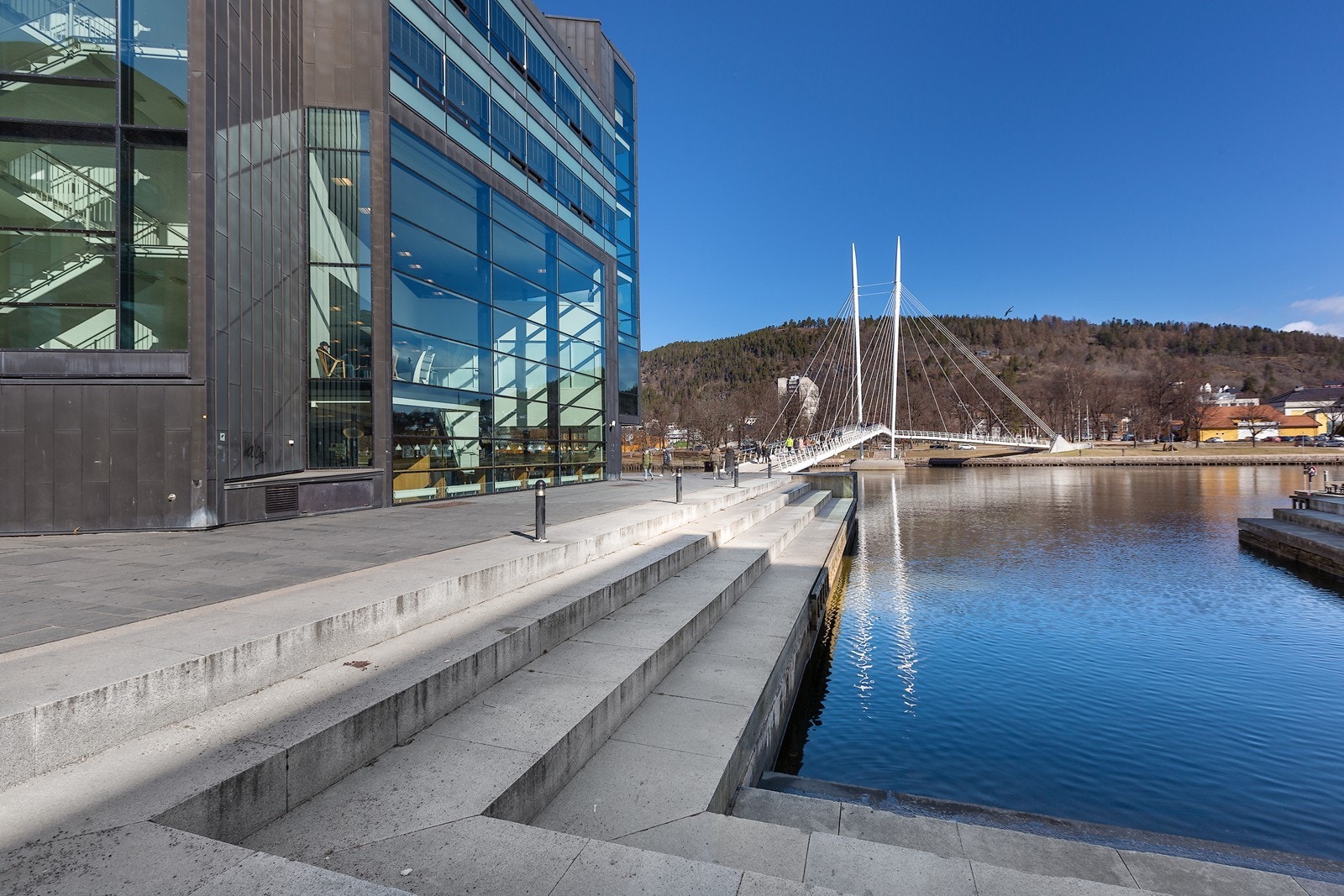 På andre siden av elven finner du Drammensbiblioteket, Høyskolesenteret i Kunnskapsparken, Drammensbadet, Marienlyst stadion og Drammenshallen, et komplett tilbud for både studier, fritid og aktivitet. Galleribilde