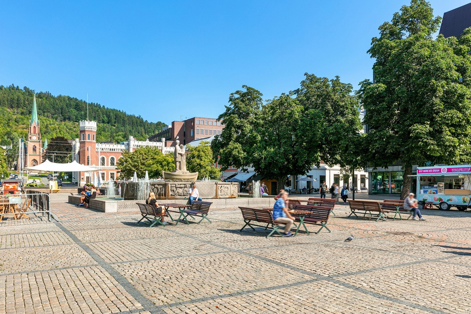 Fra leiligheten er det kun en kort spasertur til Bragernes torg og Union Brygge, hvor du finner et bredt utvalg av butikker, restauranter, kulturtilbud og servicetilbud. Galleribilde