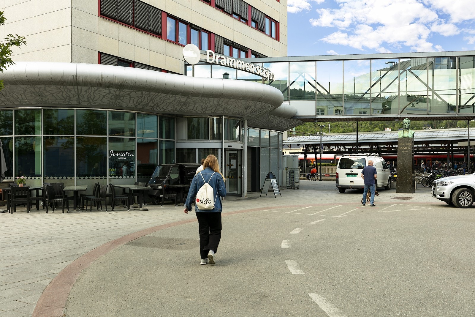 Det er gode kollektivmuligheter i området, blant annet Timeekspressen med forbindelse mellom Gardermoen, Oslo, Drammen og Notodden. Drammen jernbanestasjon ligger også innen gangavstand og tilbyr hyppige avganger i flere retninger. Galleribilde