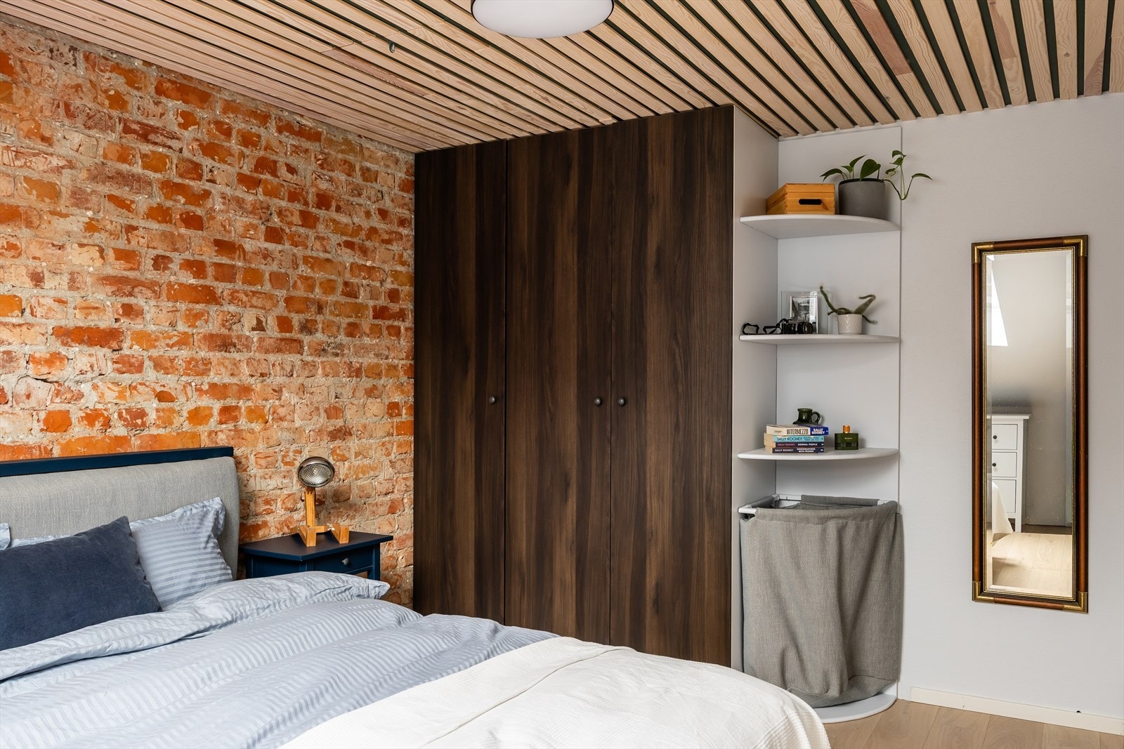 Her har du god plass til dobbeltseng og tilhørende møblement. Galleribilde