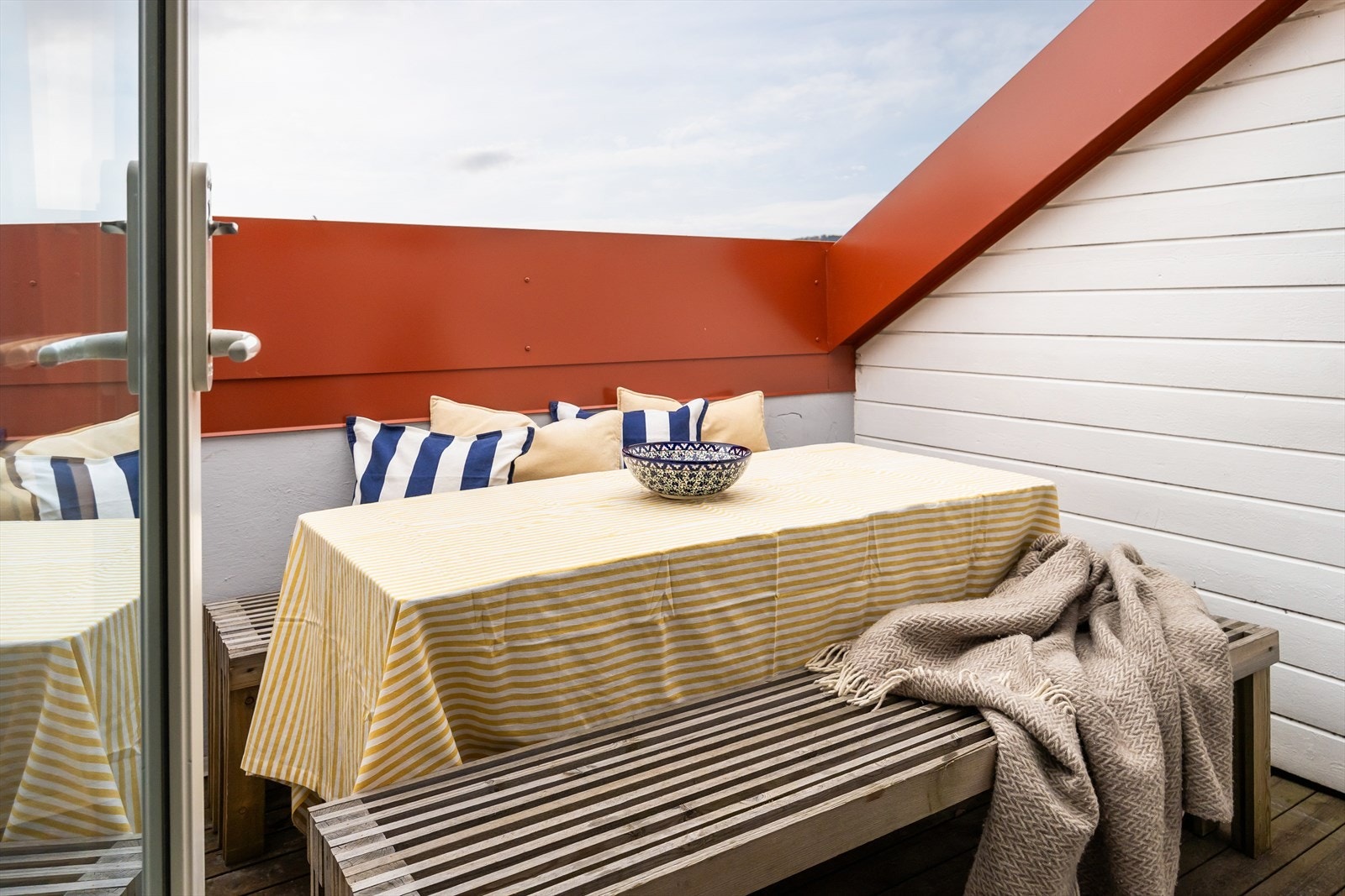 Terrassen byr på gode solforhold fra kl 10 om morgenen om sommeren. Galleribilde