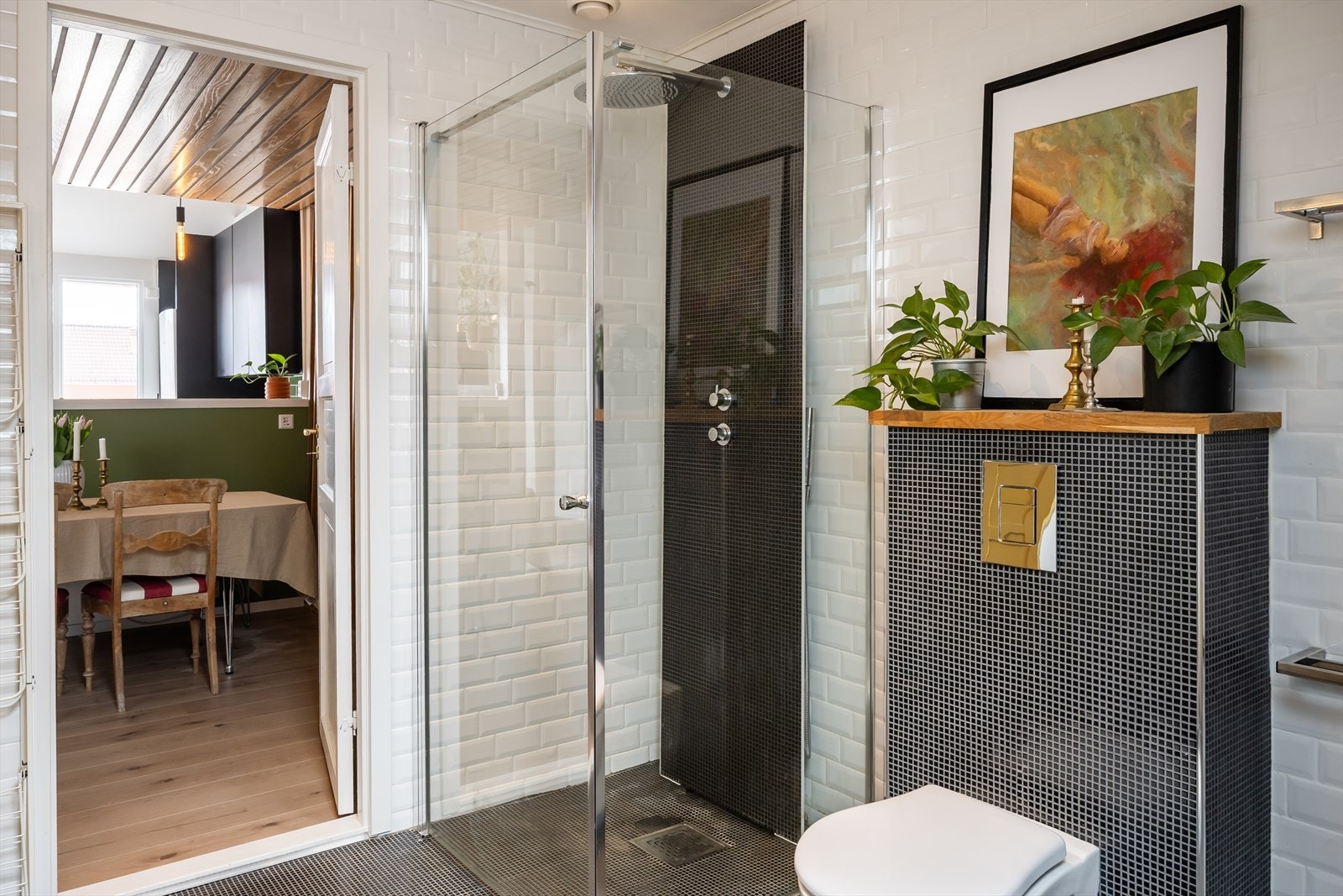 Det ble også satt inn ny flislagt dusjvegg fra LNR med skjulte hyller. Galleribilde