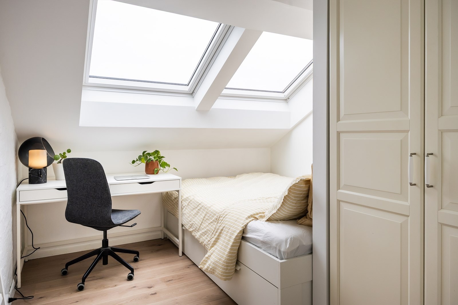 Lyst soverom mot vest med 140 seng. Galleribilde